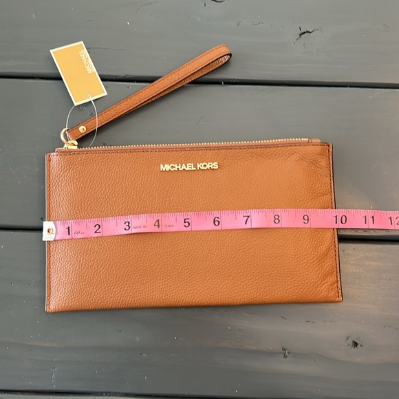 NWT Michael Kors Zip Clutch Wristlet - Picture 4 of 13
